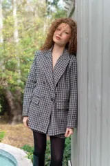 Blazer de paño con estampa a cuadros en tonos marrones y beige, de corte recto y mangas largas.