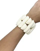 Pulsera elástica de resina color crema, estilo moderno.