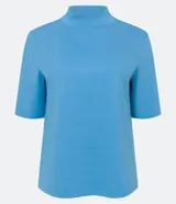 Remera de algodón color celeste con cuello alto y mangas cortas.