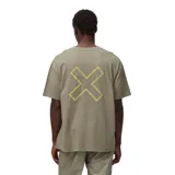 Remera de algodón color verde oliva, con cuello redondo, mangas cortas y corte holgado. Presenta un pequeño bordado en forma de cruz en color amarillo neón en el pecho.