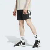 Short de entrenamiento Adidas Essentials 3 Rayas, color negro con logo y tres rayas blancas en el lateral. Confeccionado en tejido ligero de poliéster reciclado, con cintura elástica ajustable y bolsillos laterales con cierre.