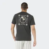 Remera Rip Curl de manga corta y cuello redondo en color verde, con pequeño estampado circular en el pecho que incluye palmeras y la inscripción "Rip Curl".