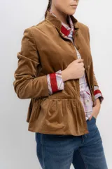 Chaqueta color camel de velvetine con spandex, cuello mao, corte a la cintura con volantes y cierre frontal con botones.