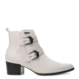 Botas de caña baja confeccionadas en cuero negro con textura granulada. Presentan un diseño con dos correas decorativas con hebillas metálicas oscuras en el lateral y un taco cuadrado de altura media.