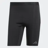 Calza corta de running Adidas Adizero, color negro, de ajuste ceñido y cintura de corte medio. Confeccionada con tejido liviano y bolsillos laterales. Presenta detalles reflectantes y la palabra "ADIZERO" repetida en la banda elástica de la cintura.
