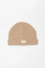 Gorro de lana color beige con logo de Levi's en el frente. Diseño slouchy.