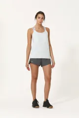 Musculosa deportiva dry color verde agua, con espalda de elásticos cruzados.