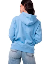 Buzo tipo canguro color celeste, con capucha y cordones ajustables. Presenta el logo de la marca bordado en el pecho, bolsillo frontal tipo canguro y puños y ruedo de punto acanalado.