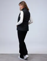 Chaleco puffer de corte entallado, con diseño capitoneado horizontal, cierre frontal completo y bolsillos laterales con cierre. Cuenta con cuello alto y forro interior de abrigo.