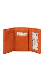 Billetera corta de símil cuero color beige, con cierre a presión y placa metálica decorativa. Cuenta con múltiples compartimentos internos para tarjetas, visor y billetes, además de un compartimento posterior con cierre.