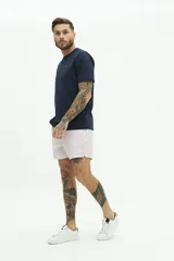 Short de baño con estampado floral en tonos azul y blanco, con cintura fija, cierre de botón y bolsillos laterales.