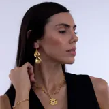 Collar dorado con colgante circular con diseño de ojo y piedras turmalinas multicolor y topacio blanco.