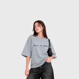 Remera celeste de corte oversize y mangas cortas, con inscripción estampada en el pecho.
