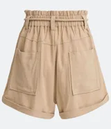 Short color beige de viscosa y lino, corte clochard, con cinturón de cuerda con borlas, bolsillos laterales y ruedo doblado.