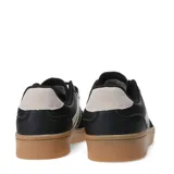 Championes urbanos de diseño clásico con paneles de cuero sintético blanco y detalles en gamuza beige en la puntera y el talón. Presentan una suela de goma color caramelo y cierre mediante cordones al tono.