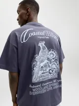 Remera gris oscuro de manga corta y cuello redondo, con corte holgado y pequeño estampado en el pecho.