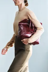 Bolso shopper de cuero bordó con estampado texturizado símil cocodrilo, diseño estructurado y doble asa fina para hombro.