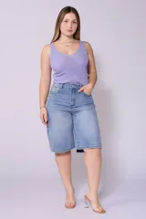 Bermuda de jean celeste, corte ancho a la rodilla, con bolsillos delanteros y traseros.