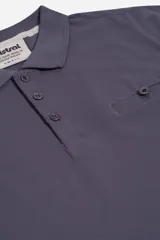 Remera polo gris oscuro con bolsillo frontal y calce regular.