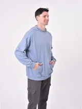 Canguro verde claro con capucha y bolsillo delantero tipo canguro.