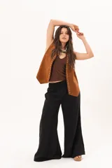 Pantalón palazzo negro de corte ancho, con cintura elástica fruncida y diseño fluido.