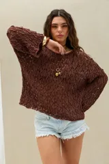 Sweater marrón de tejido abierto estilo crochet, de manga larga y diseño holgado.