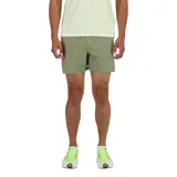 Short deportivo New Balance color verde oliva, con tecnología NB DRY, slip interno sin costuras, bolsillo trasero con cremallera, cintura elástica con cordón ajustable y detalles reflectantes.