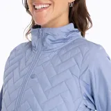 Campera técnica de mujer con cuello alto y cierre frontal completo. Presenta un diseño híbrido con panel frontal acolchado con patrón de espiga y mangas y espalda en tejido liso. Incluye bolsillos laterales y elástico ajustable en la cintura.