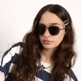 Lentes de sol con marco metálico negro de diseño hexagonal y doble puente. Cuentan con protección UV400 y cristales oscuros.