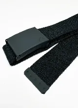 Cinto negro de lona trenzada con hebilla metálica rectangular y puntera grabada con la marca Rusty.