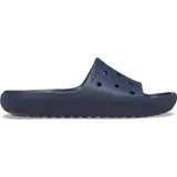 Sandalias Crocs Classic color azul marino, con orificios de ventilación en la parte superior y suela texturizada.