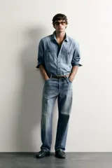 Pantalón jeans de corte relaxed fit, color azul con efecto ligeramente lavado, perneras rectas con raya de planchado frontal y diseño de cinco bolsillos.
