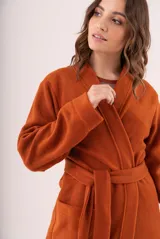 Bata azul marino de toalla con cuello esmoquin, lazo para ajustar en la cintura y bolsillos laterales.