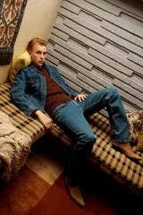 Campera de jean celeste de corte clásico, con cuello de punta, cierre frontal con botones metálicos, mangas largas con puños abotonados, bolsillos con solapa abotonados en el pecho y bolsillos laterales.