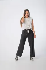 Pantalón verde de morley, corte recto y bolsillos laterales.