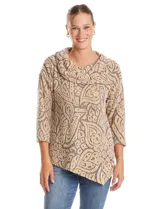 Buzo de tejido soft labrado con diseño floral, cuello volcado con detalle de botones en la solapa, mangas tres cuartos con hombros caídos y ruedo asimétrico en punta.