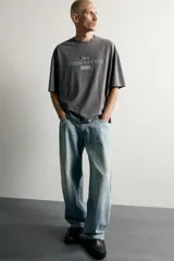 Jeans balloon fit de corte relajado y tiro medio, confeccionados en denim de algodón con efecto lavado y diseño clásico de cinco bolsillos.