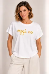 Remera blanca de manga corta con cuello redondo y estampa frontal con la palabra "Darling" en color negro.