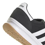 Championes Adidas Run 72 negros con detalles en blanco y suela color caramelo. Presentan las tres tiras clásicas de Adidas en los laterales y tecnología Cloudfoam en la entresuela para mayor comodidad.