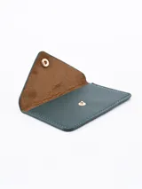 Billetera de cuero sintético color verde oscuro, con cierre de broche a presión dorado.