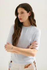 Remera celeste de corte recto y mangas cortas.