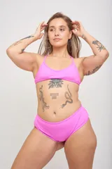 Conjunto de bikini verde esmeralda liso, compuesto por un corpiño triangular con breteles cruzados en la espalda y una bombacha clásica.