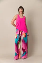 Pantalón palazzo italiano de satén estampado con colores brillantes y cordón negro para anudar en la cintura.