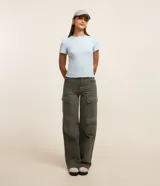 Blusa básica de manga corta y cuello redondo, confeccionada en viscosa texturizada de canalé con elastano y detalle de terminación ondulada en el bajo.