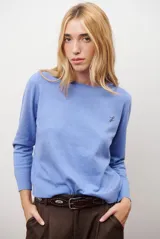 Sweater de punto color marrón, con cuello redondo y manga larga.