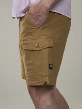 Bermuda cargo de calce casual confeccionada en ripstop con spandex y terminación garment dye.