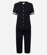 Conjunto de pijama femenino de dos piezas, compuesto por una blusa de manga corta con detalle de encaje en mangas y cuello, abotonada al frente, y un pantalón capri. Ambas prendas son de viscosa certificada.