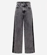 Pantalón de jean modelo wide leg, color gris lavado, con tiro alto, trabillas en la cintura y una banda lateral vertical en color negro que recorre toda la pierna. Cuenta con cierre tradicional y bolsillos.
