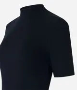 Blusa de corte regular confeccionada en tejido de rib acanalado color naranja. Presenta cuello alto y mangas cortas.