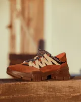 Championes urbanos de diseño robusto, confeccionados en una combinación de gamuza y paneles de mesh, con suela de plataforma dentada y cordones al tono.